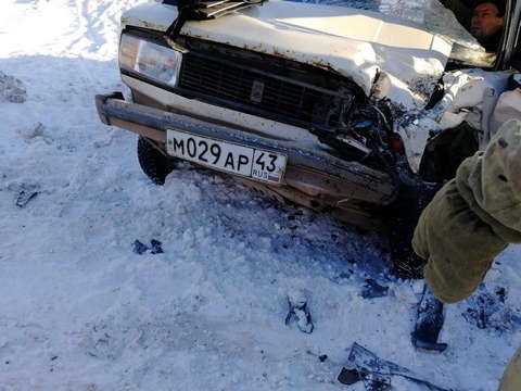 В Оричевском районе "Мазда Титан" протаранила "пятерку". 