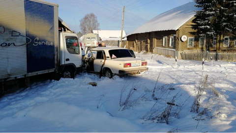 В Оричевском районе "Мазда Титан" протаранила "пятерку". 
