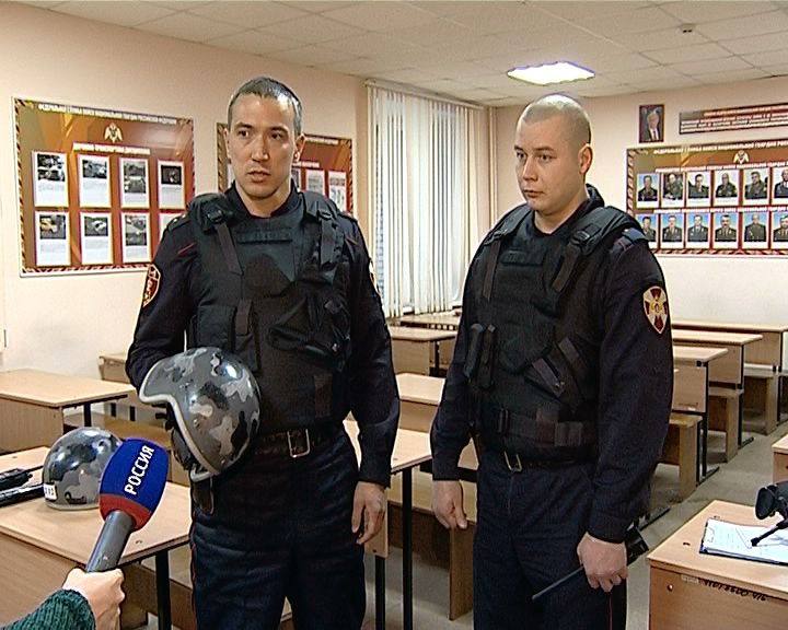 В Росгвардии наградили полицейских, которые в апреле спасли ребенка