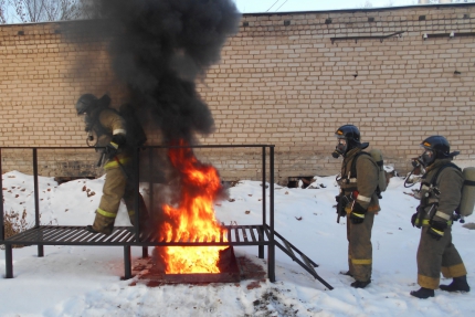 Уржумские пожарные учатся проходить сквозь огонь.