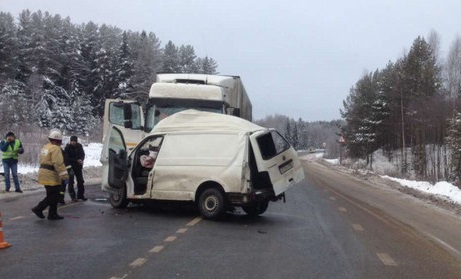 В Белохолуницком районе микроавтобус врезался в фуру: 3 человека погибли.