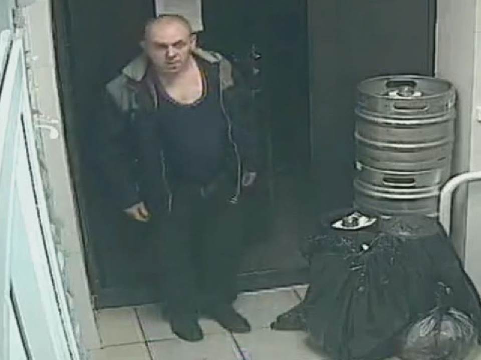 Полицейские разыскивают подозреваемого в краже из кафе.