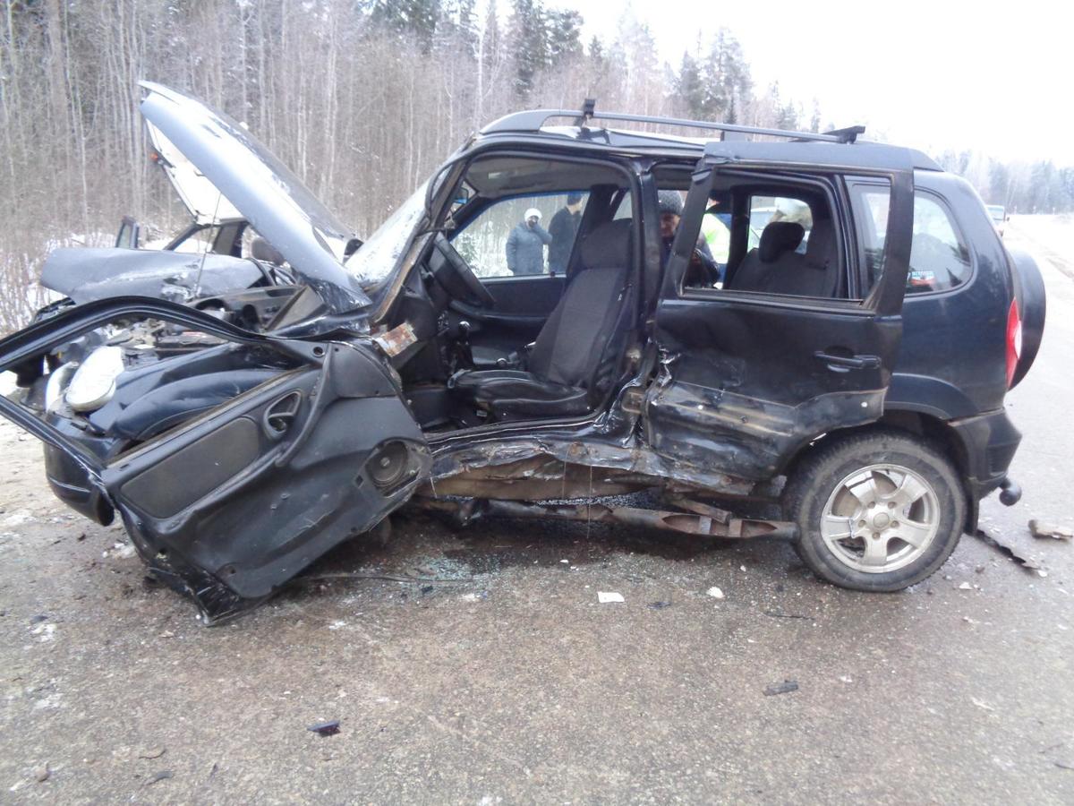 В Немском районе «Шевроле Нива» столкнулся с ВАЗ-2113: 1 человек погиб, двое травмированы.