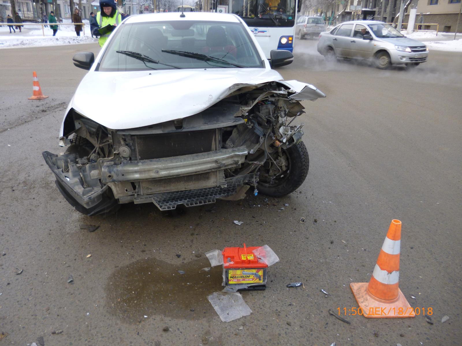 На улице Воровского столкнулись «Лада Веста» и «Митсубиси Лансер».