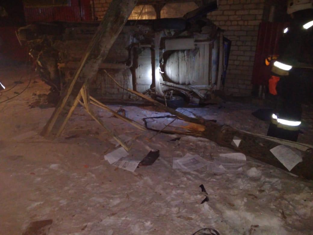 В Вятскополянском районе ВАЗ-21150 врезался в здание: 4 человека травмированы.