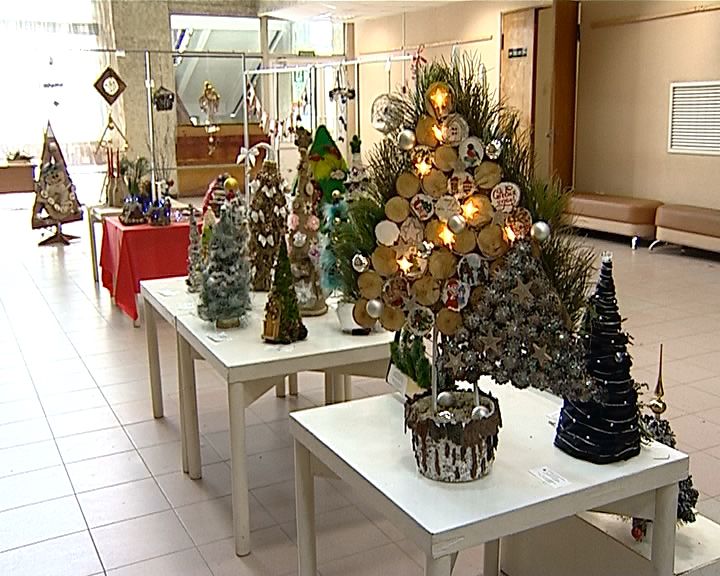 Во Дворце творчества - Мемориале представлены необычные рождественские поделки