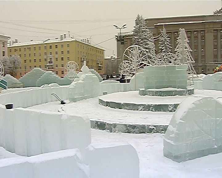 Главная площадь Кирова готовится к новогодним праздникам