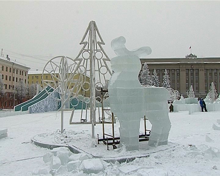 На Театральной площади завершается создание ледяных скульптур