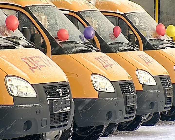 В Кирове торжественно вручили 38 новых школьных автобусов