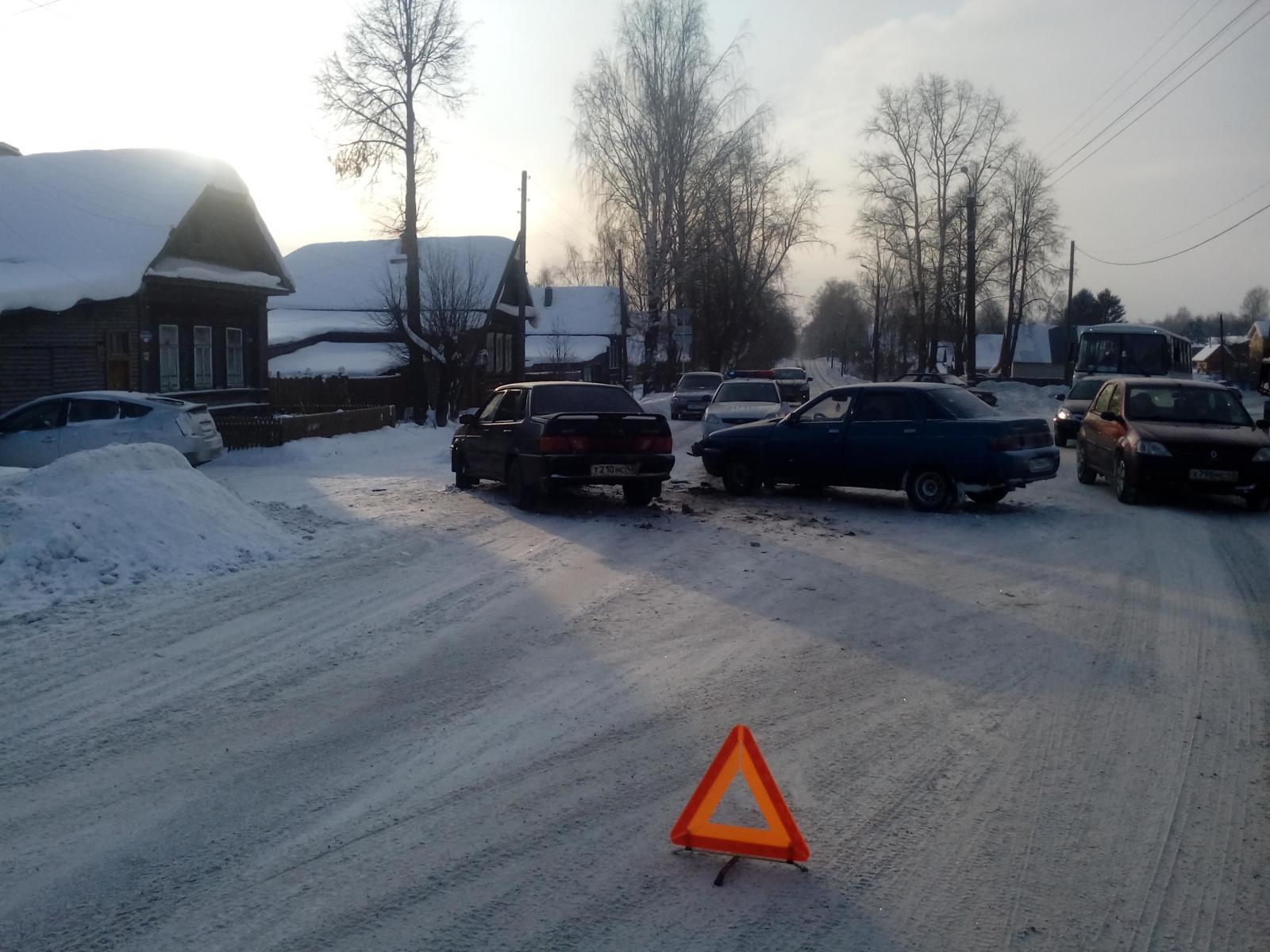 происшествия в омутнинске кировской. дтп омутнинский район тюменская область. омутнинск происшествия. дтп омутнинск. разбитый уазик.