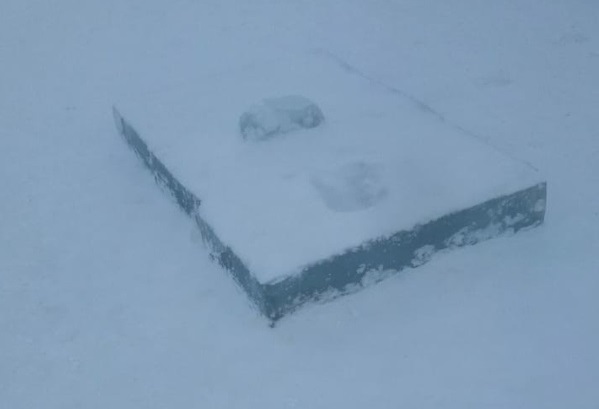 Вандалы сломали одну из ледяных фигур на Театральной площади.