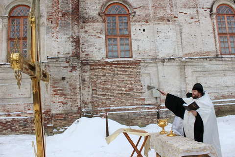 В Слободском на Свято-Духовской собор установили главный крест на купол. 