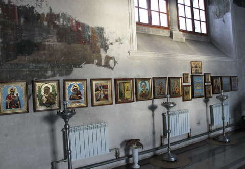 В Слободском на Свято-Духовской собор установили главный крест на купол. 