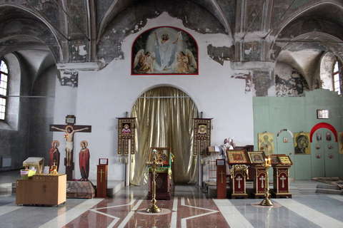 В Слободском на Свято-Духовской собор установили главный крест на купол. 