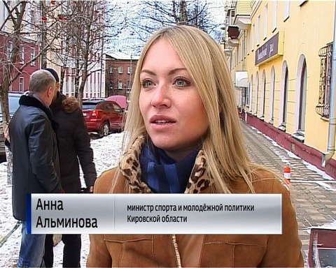 Возложение цветов к мемориальной доске кировского биатлониста Владимира Меланьина