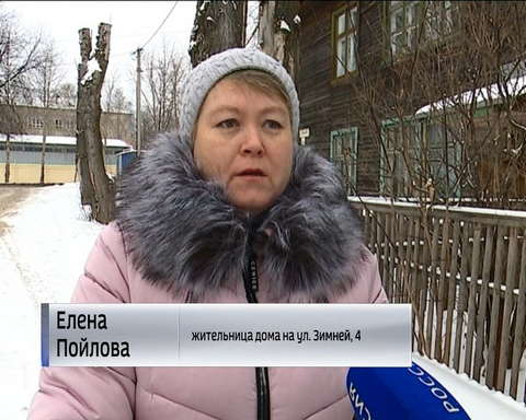 В Кирове на улице Зимней растет гора мусора 