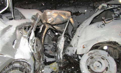 В Юрьянском районе "Лада Гранта" врезалась в фургон: 1 человек погиб.