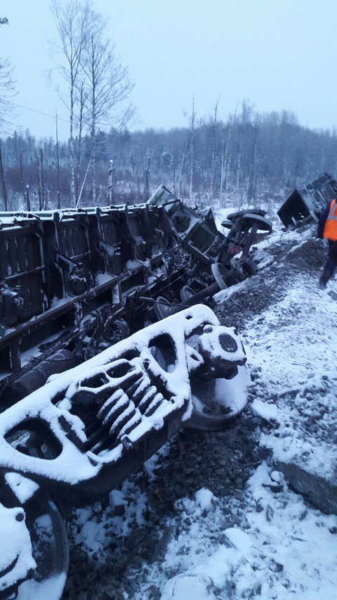 В Кировской области из-за схода грузового состава два пассажирских поезда задерживаются на 10 и 15 часов.