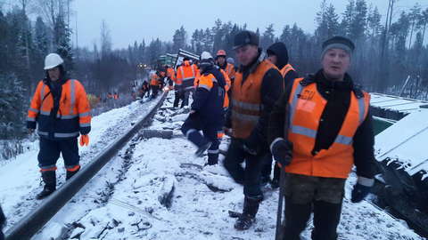 В Кировской области из-за схода грузового состава два пассажирских поезда задерживаются на 10 и 15 часов.