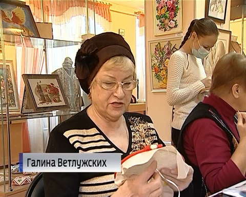 В Народной галерее ОДНТ прошел мастер-класс по вышивке лентами 