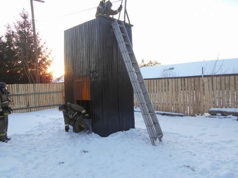 Уржумские пожарные учатся проходить сквозь огонь.