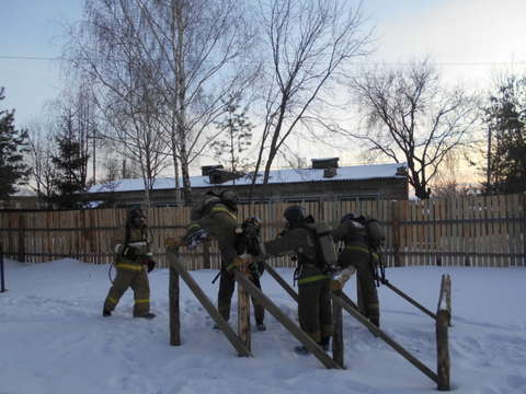 Уржумские пожарные учатся проходить сквозь огонь.