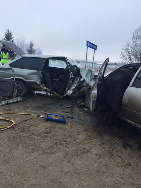 В Сунском районе "Лада Гранта" врезалась в ВАЗ-21130: 2 человека погибли, 5 травмированы.