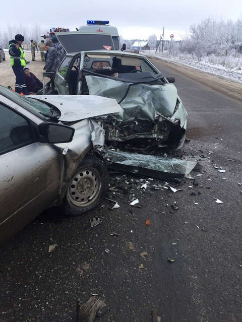 В Сунском районе "Лада Гранта" врезалась в ВАЗ-21130: 2 человека погибли, 5 травмированы.