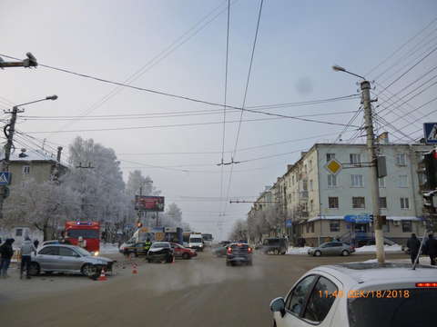 На улице Воровского столкнулись «Лада Веста» и «Митсубиси Лансер».