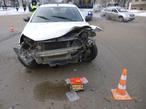 На улице Воровского столкнулись «Лада Веста» и «Митсубиси Лансер».