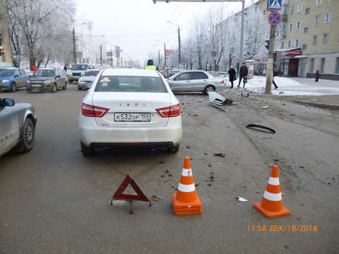 На улице Воровского столкнулись «Лада Веста» и «Митсубиси Лансер».