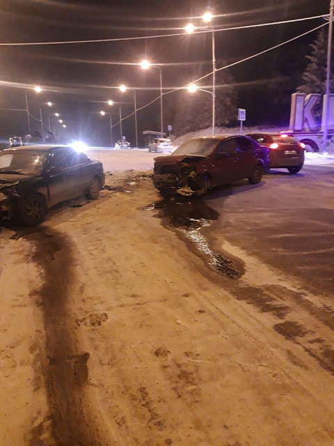 На повороте у п. Дороничи произошло тройное ДТП.