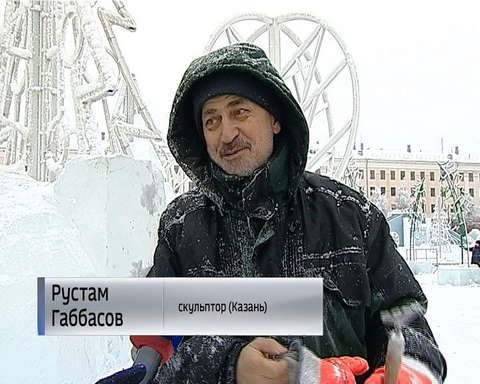 На Театральной площади завершается создание ледяных скульптур