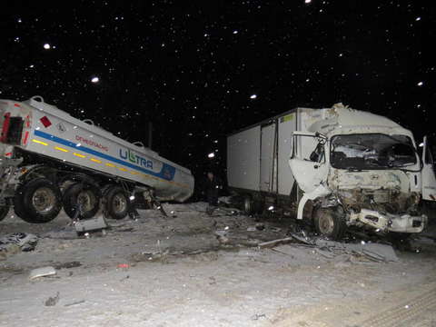 В Юрьянском районе столкнулись лесовоз, бензовоз и две фуры.