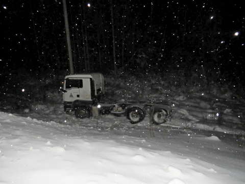В Юрьянском районе столкнулись лесовоз, бензовоз и две фуры.