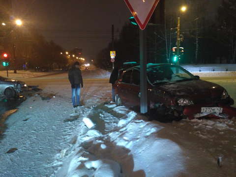 На улице Калинина иномарка столкнулась с "Лада Калина".