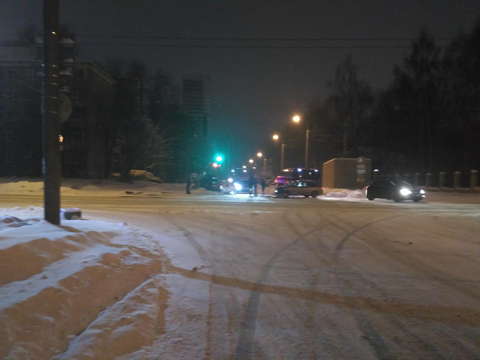 На улице Калинина иномарка столкнулась с "Лада Калина".