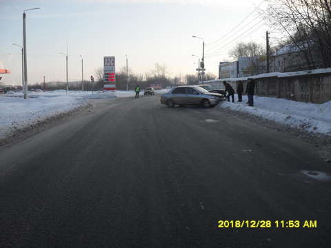 На улице Заводской «Митсубиси Ланцер» столкнулся с "Фордом".