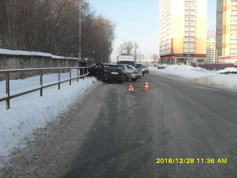 На улице Заводской «Митсубиси Ланцер» столкнулся с "Фордом".
