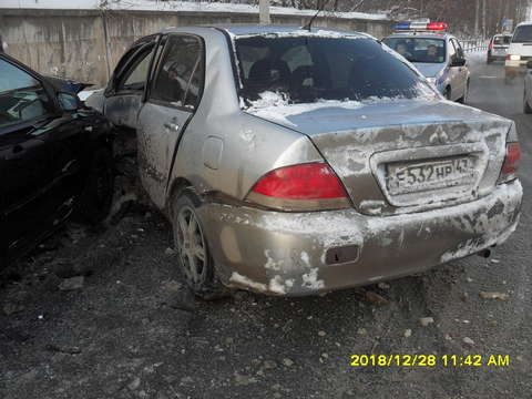 На улице Заводской «Митсубиси Ланцер» столкнулся с "Фордом".