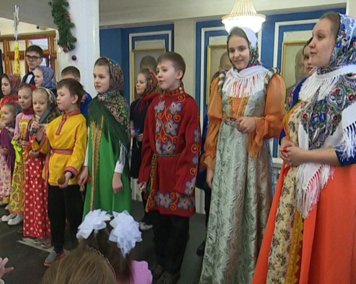 Юные прихожане кировских храмов собрались на Рождественской ёлке
