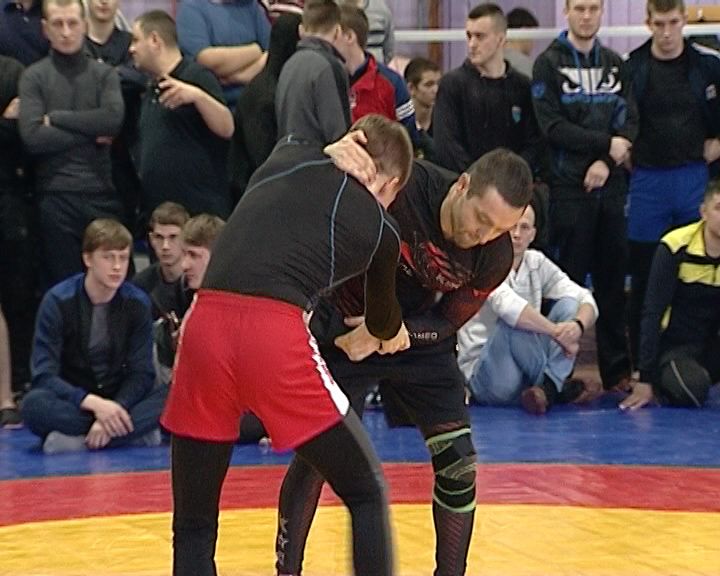Классика и грэпплинг - на одном ковре. Кировские борцы осваивают новые виды спорта