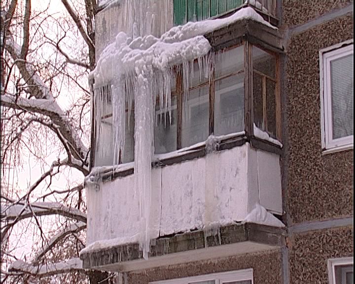 В Кирове на доме № 4 на улице Калинина образовался гигантский ледяной нарост