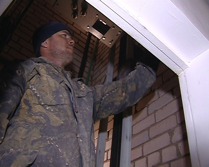 Кирочане жалуются на многочисленные нарушения сроков по установке лифтов