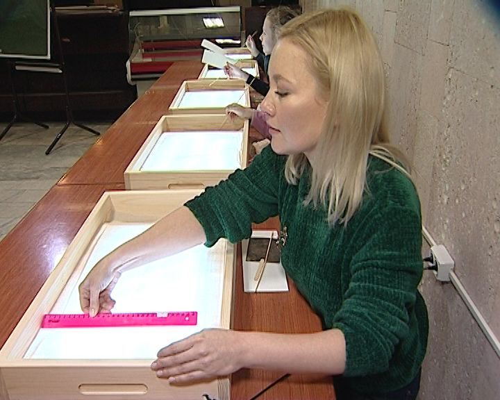 Рисование песком в центре творческого развития Вятского художественного музея