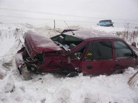 В Кирове «Дэу Нексия» столкнулась с "Нивой".