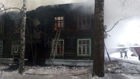 В Омутнинске сгорел двухэтажный дом: без жилья остались более 20 человек.
