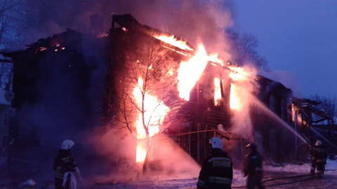 В Омутнинске сгорел двухэтажный дом: без жилья остались более 20 человек.