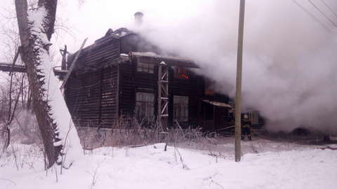 В Омутнинске сгорел двухэтажный дом: без жилья остались более 20 человек.