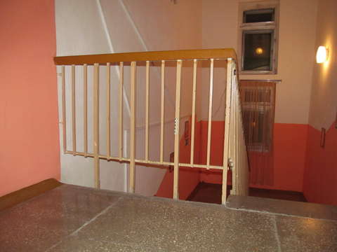 В Кирово-Чепецке 7-летняя девочка упала с лестницы в детском клубе.